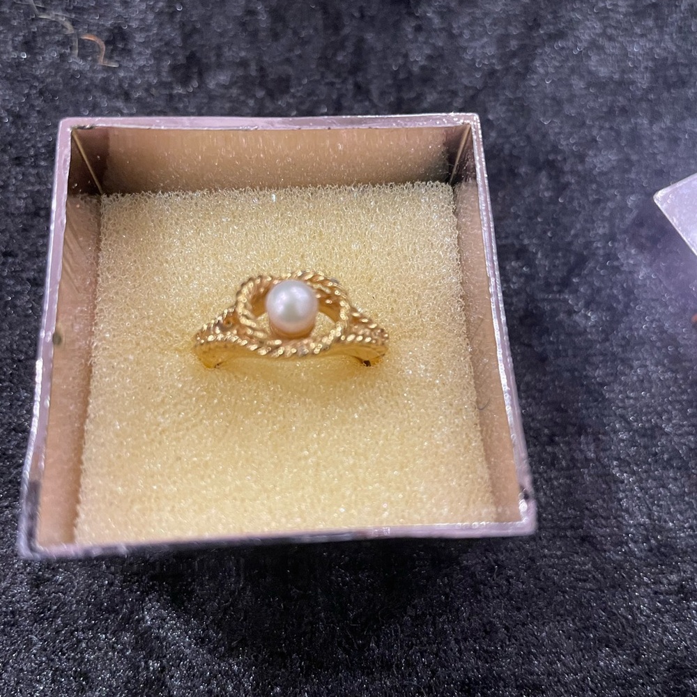 Vintage Avon Gold Leaves and Faux Pearl Jewelry Set - Picture 8 of 8